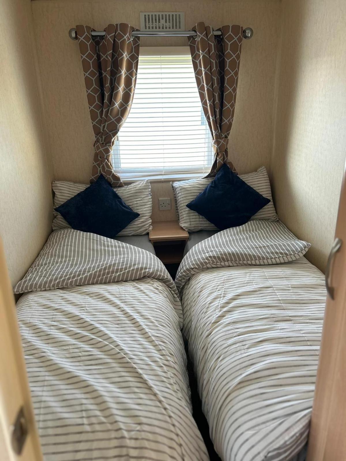 Hotel J&D By The Sea Heysham Esterno foto