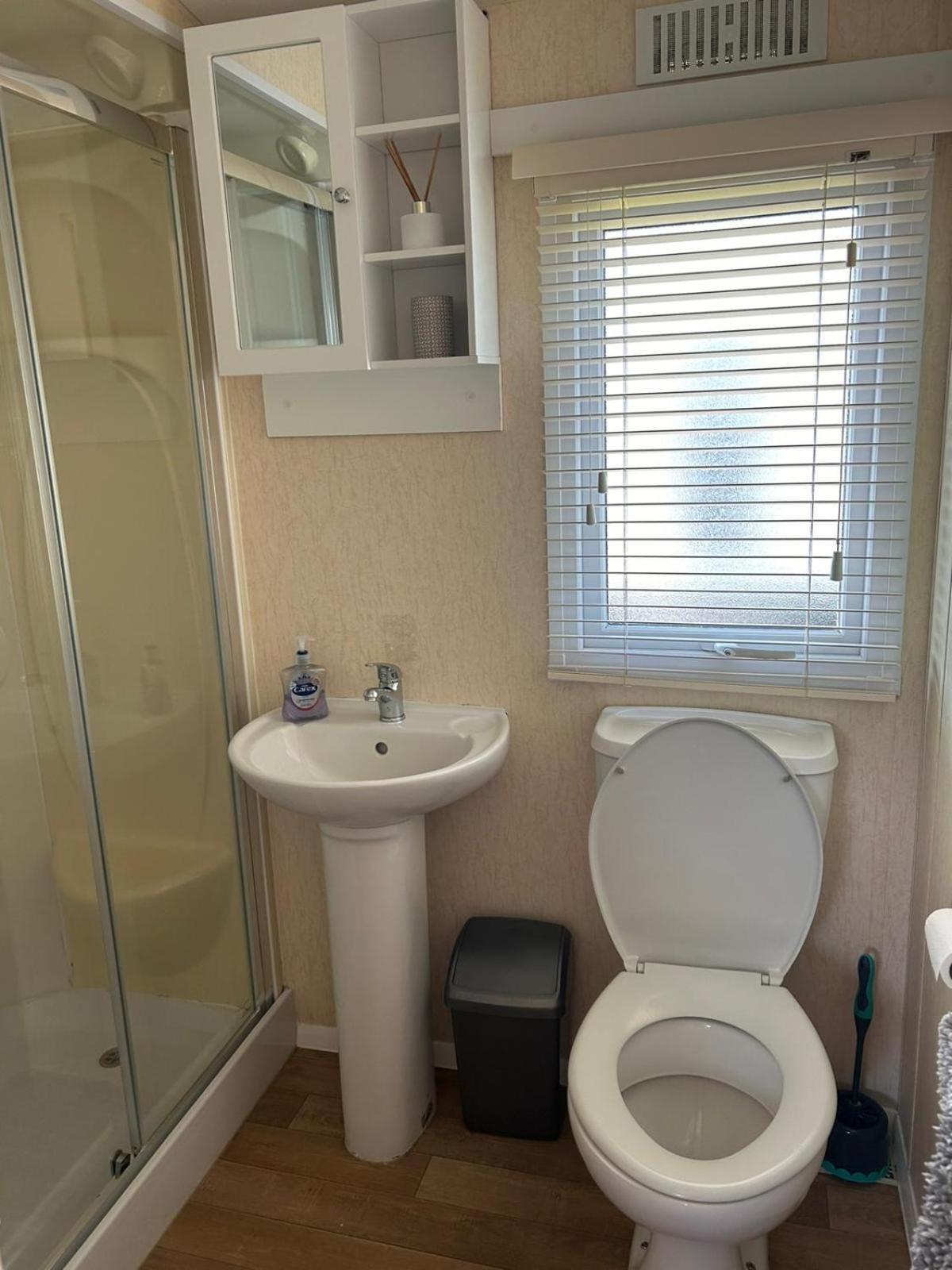 Hotel J&D By The Sea Heysham Esterno foto