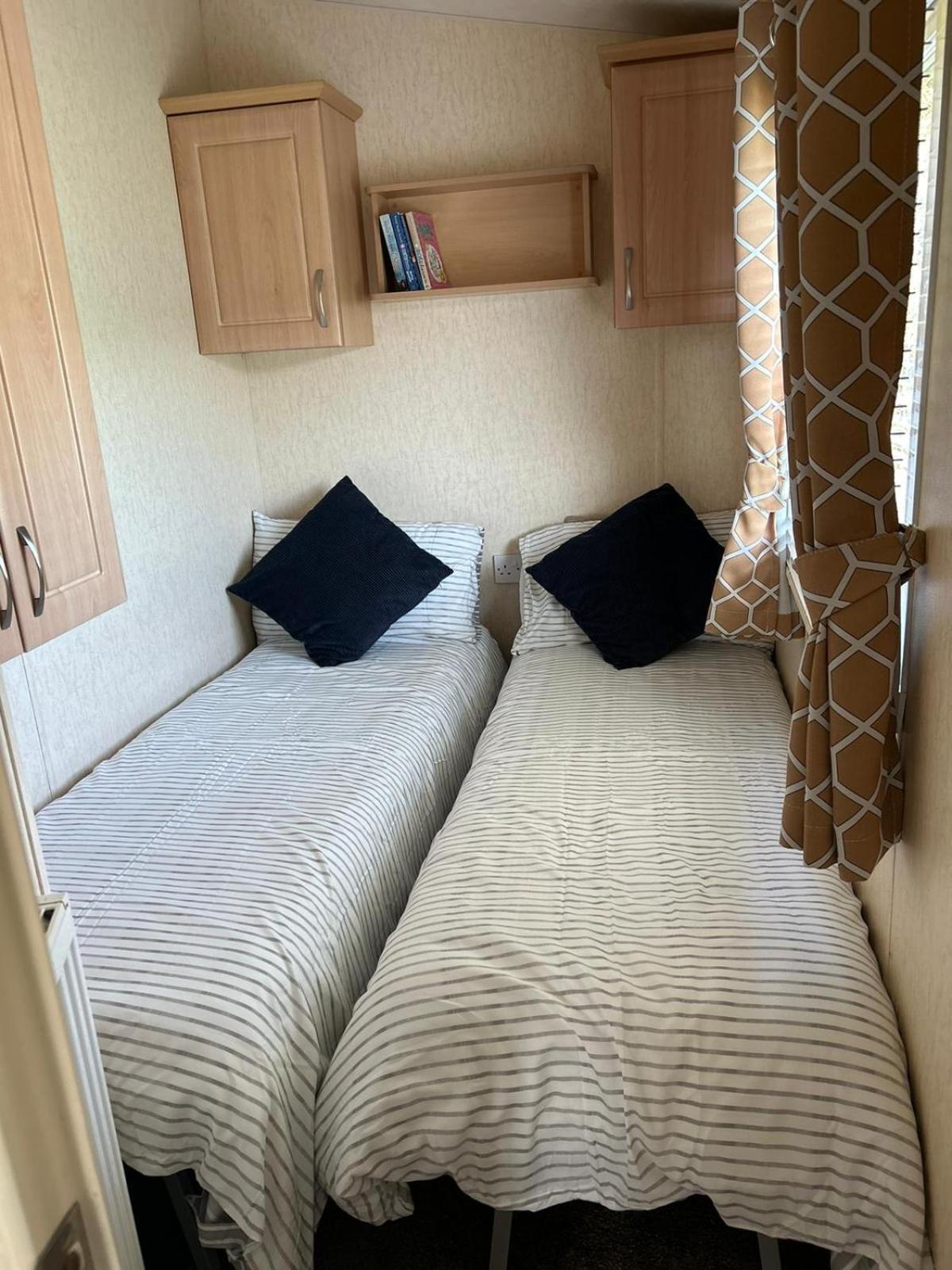 Hotel J&D By The Sea Heysham Esterno foto