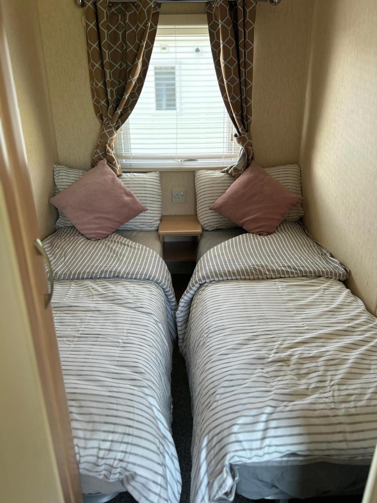 Hotel J&D By The Sea Heysham Esterno foto